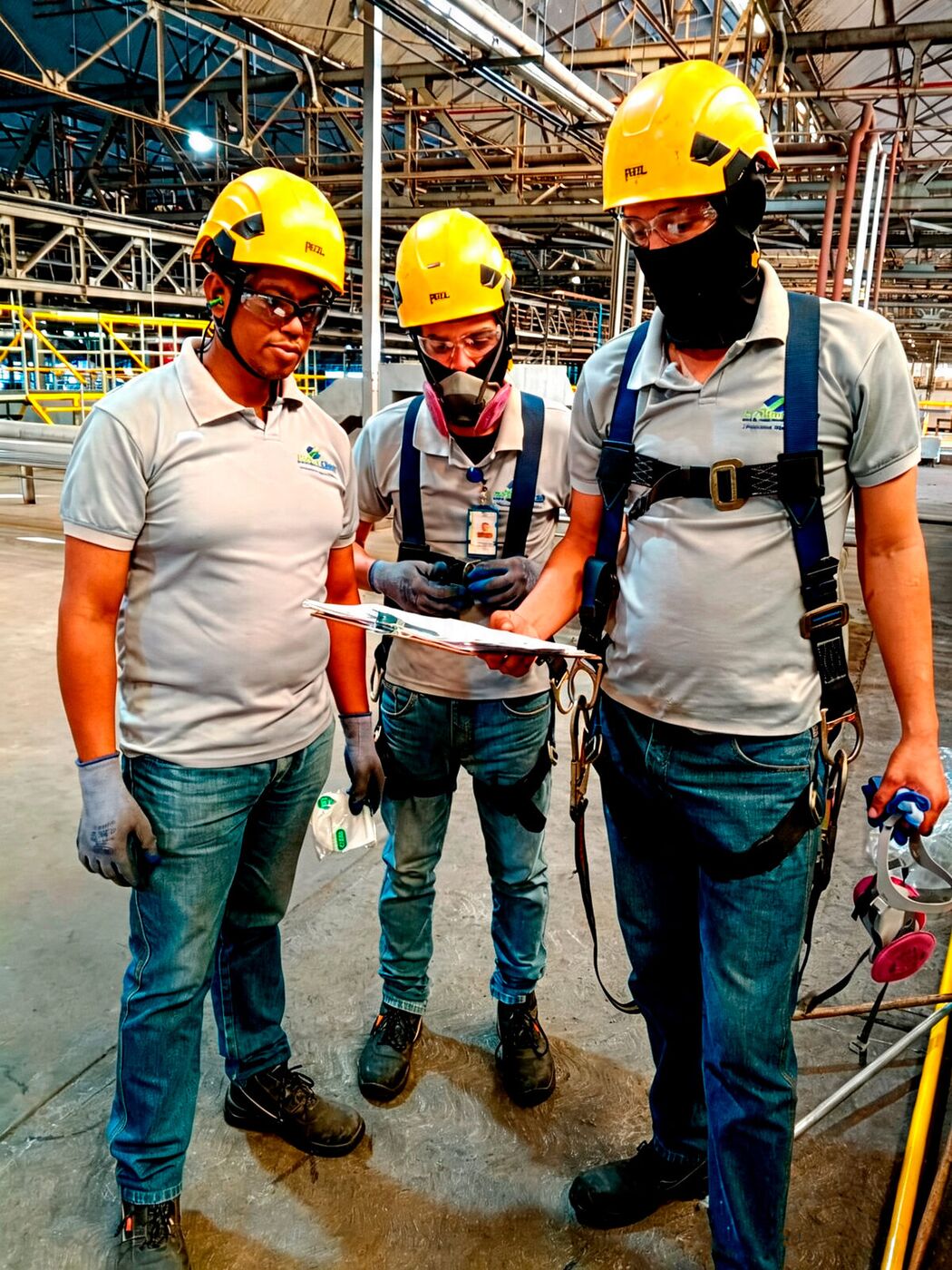 Operarios de Proverclean con equipo de protección personal en planta industrial